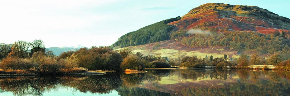 sron-a-chlachain-hill-above-loch-tay-with-beautiful-reflection-of-autumn-colour-trees-in-the-water